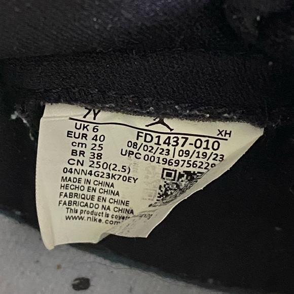 Kids Nike Air Jordan 1 Retro High Black and White Sneakers Size 7Y - Picture 11 of 11